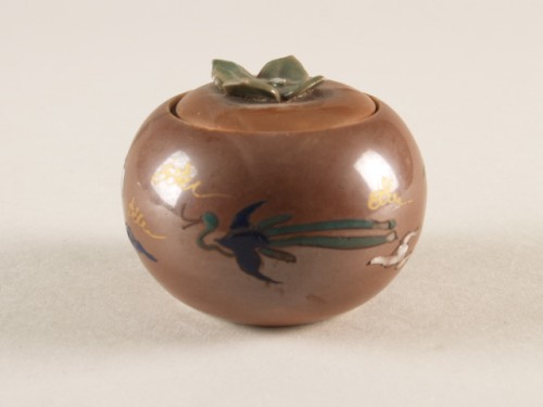 Potje met deksel in de vorm van een vrucht en decor van feniks en vogels